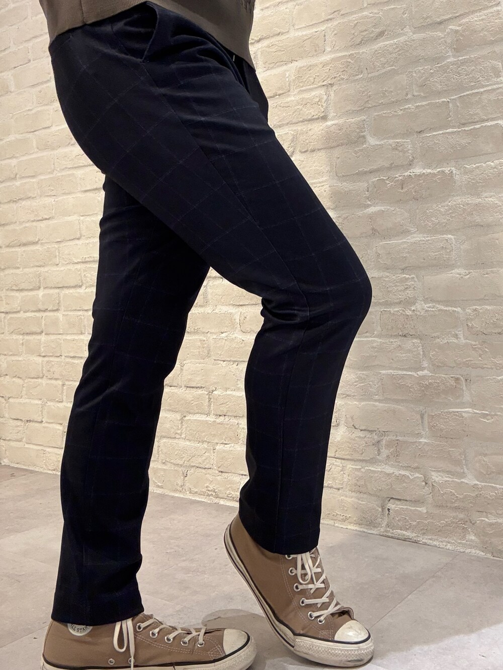 ブルー系のスラックス、ブルー系のテーラードジャケット、ブラウン系のニット/セーターを着用したメンズの冬コーディネートの7枚目の写真