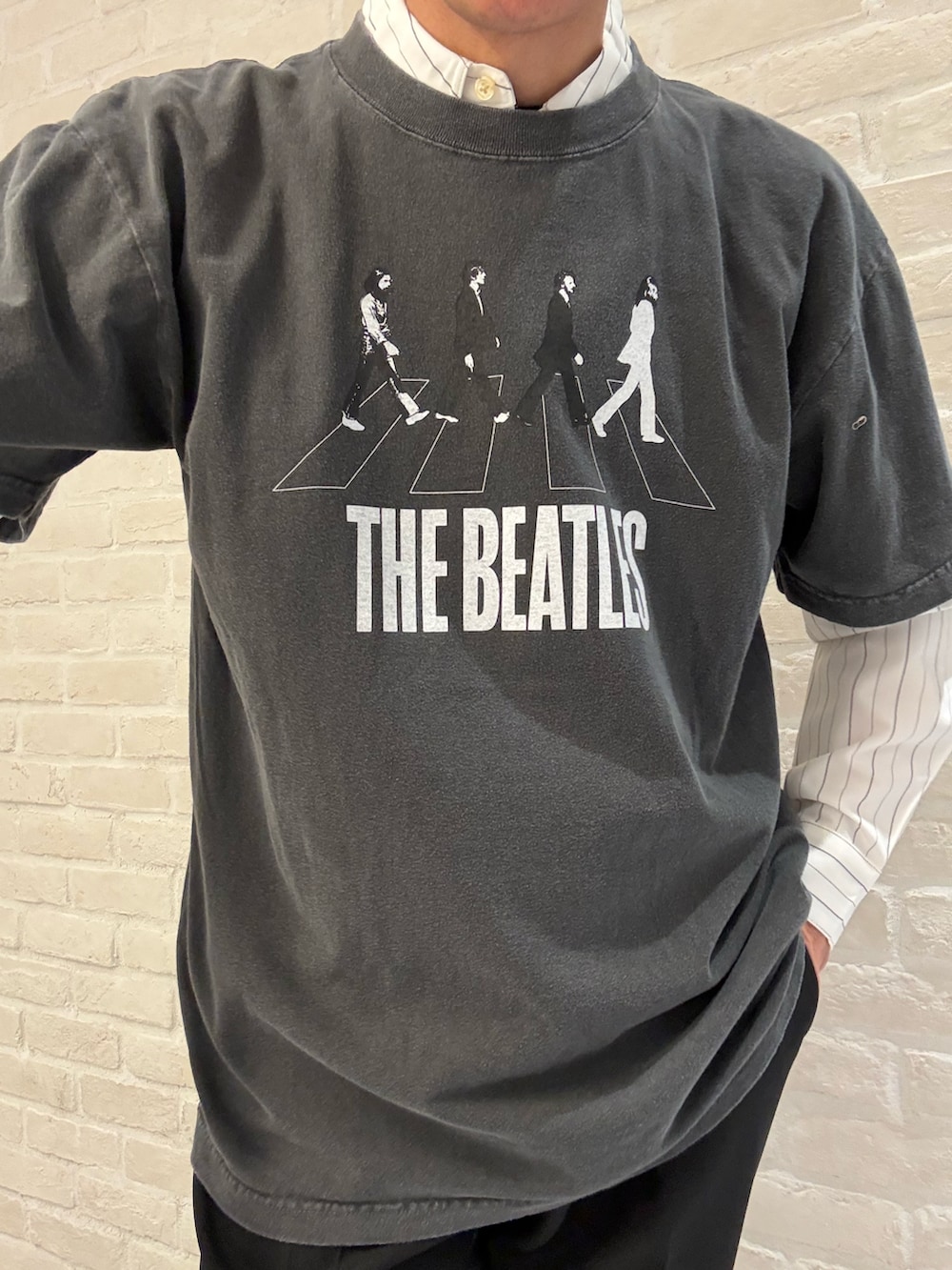 ブラック系のTシャツ/カットソー、ホワイト系のシャツ/ブラウス、ブラック系のスラックスを着用したメンズの春コーディネートの2枚目の写真
