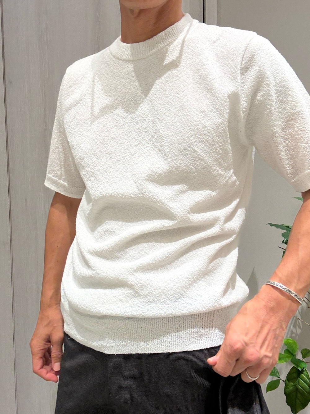 グレー系のセットアップ、グレー系のテーラードジャケット、ホワイト系のTシャツ/カットソーを着用したメンズの秋コーディネートの4枚目の写真