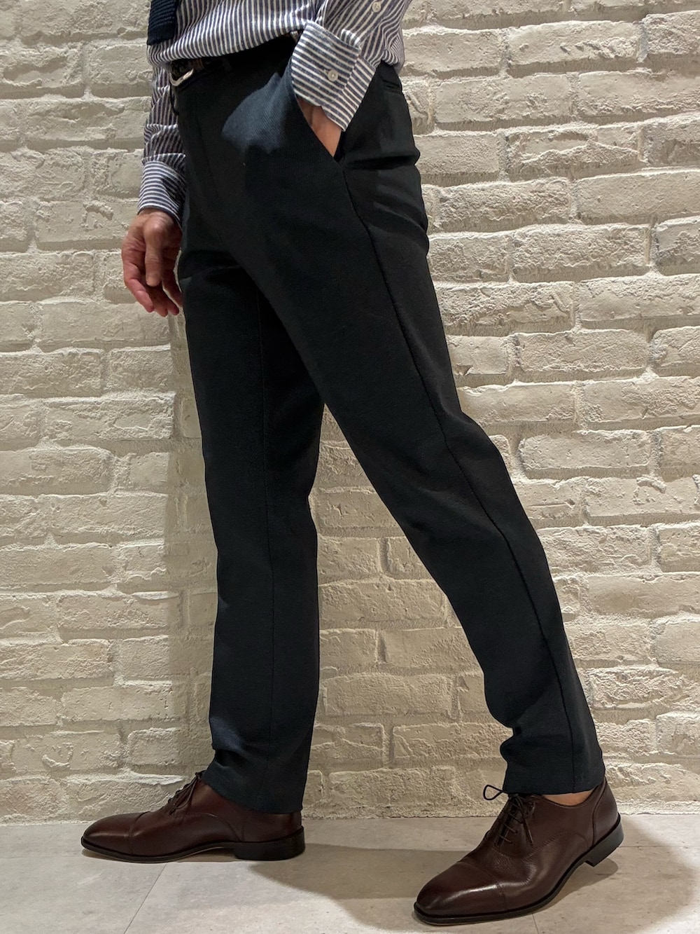 ブルー系のテーラードジャケット、ブルー系のシャツ/ブラウス、ブルー系のスラックスを着用したメンズの春コーディネートの5枚目の写真