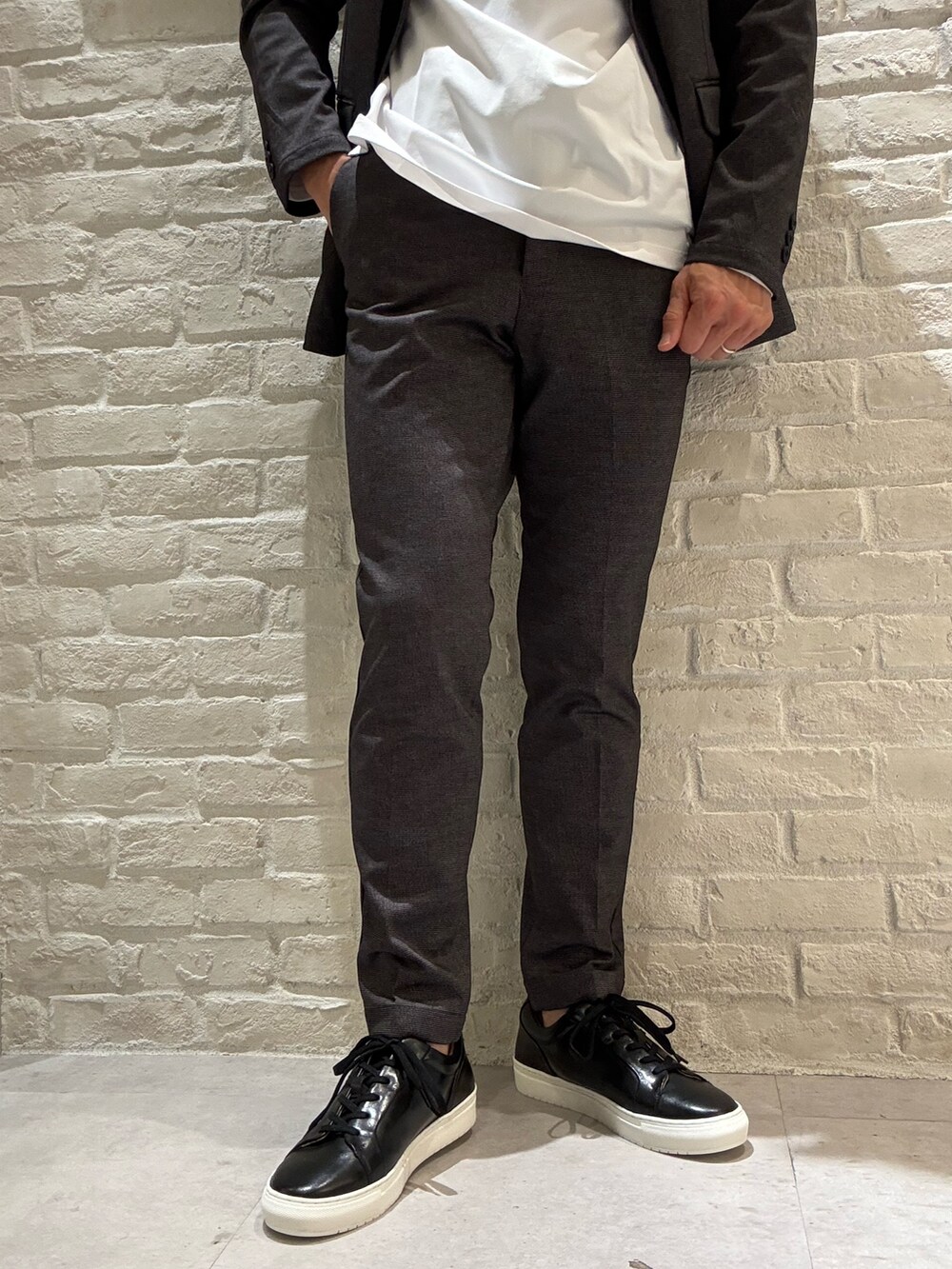 グレー系のスラックス、グレー系のセットアップ、グレー系のテーラードジャケットを着用したメンズの秋コーディネートの5枚目の写真