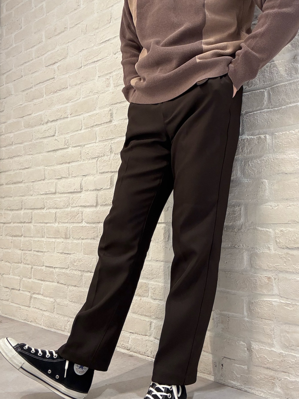 ブラウン系のブルゾン、ブラウン系のスラックス、ベージュ系のニット/セーターを着用したメンズの冬コーディネートの5枚目の写真