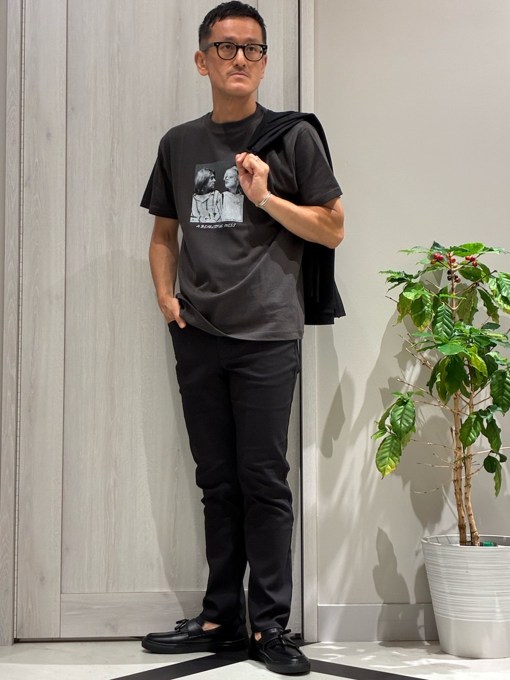 ブラック系のカーディガン/ボレロ、ブラック系のTシャツ/カットソー、ブラック系のその他パンツを着用したメンズの夏コーディネートの4枚目の写真