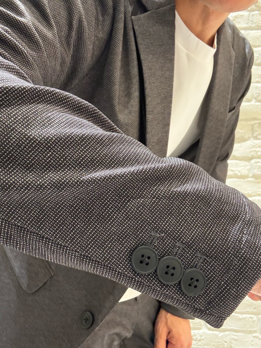 グレー系のスラックス、グレー系のセットアップ、グレー系のテーラードジャケットを着用したメンズの秋コーディネートの4枚目の写真