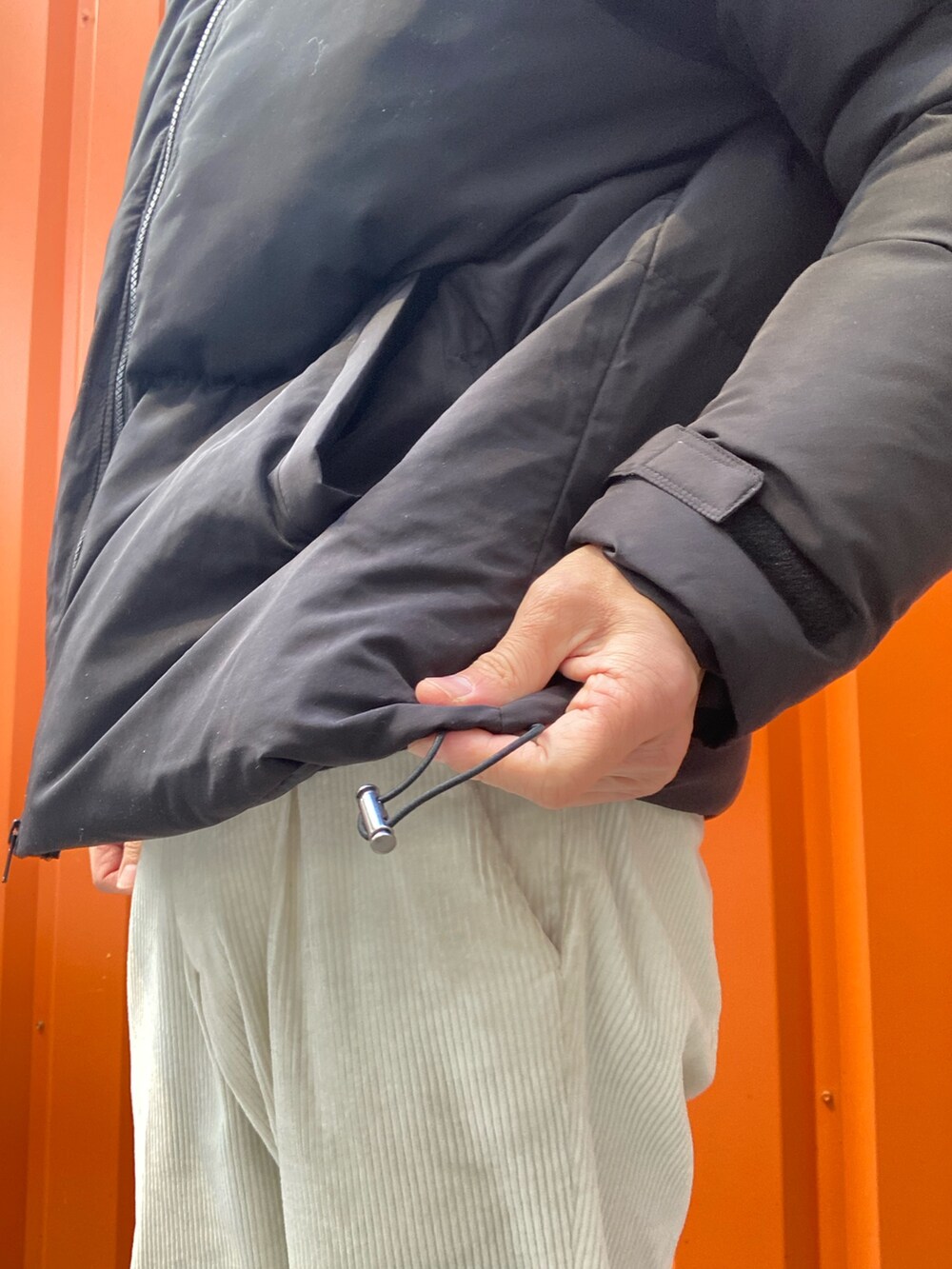 ブラック系のブルゾン、ブラック系のニット/セーターを着用したメンズの冬コーディネートの4枚目の写真