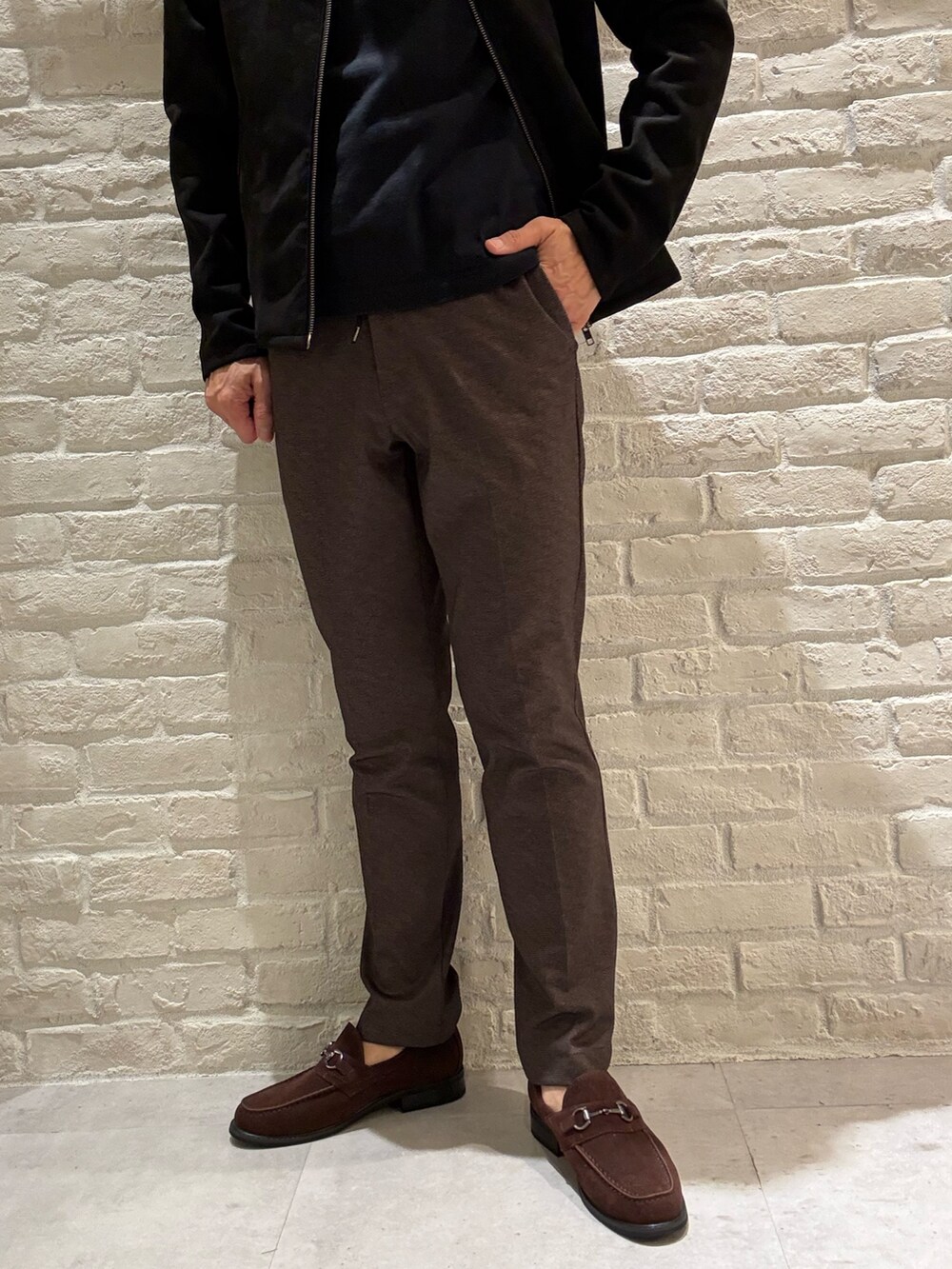 ブラック系のライダースジャケット、ホワイト系のパーカー、その他のスラックスを着用したメンズの秋コーディネートの5枚目の写真