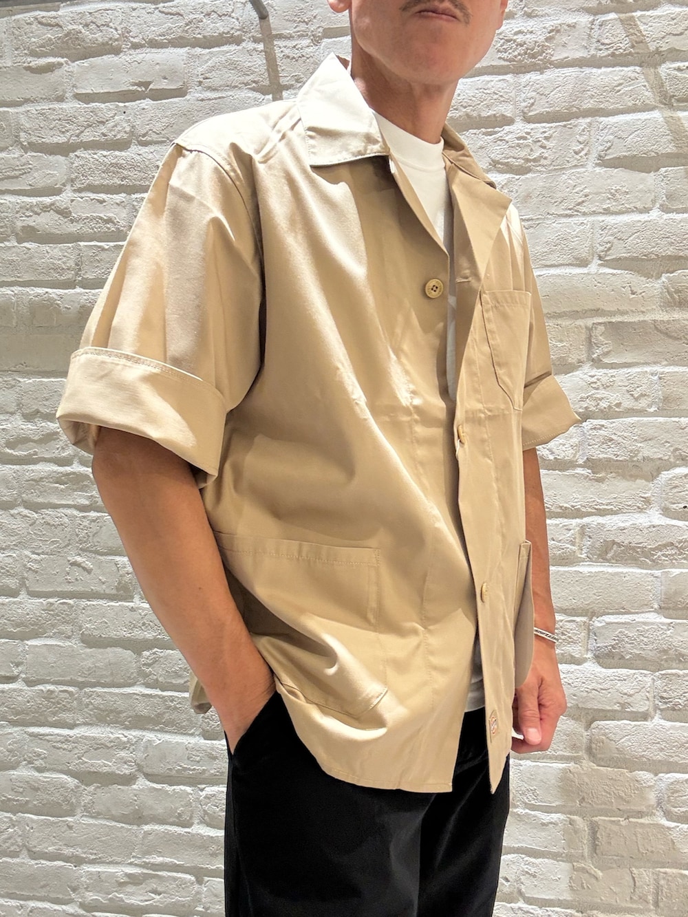 ベージュ系のシャツ/ブラウス、ブラック系のその他パンツ、ホワイト系のTシャツ/カットソーを着用したメンズの夏コーディネートの2枚目の写真