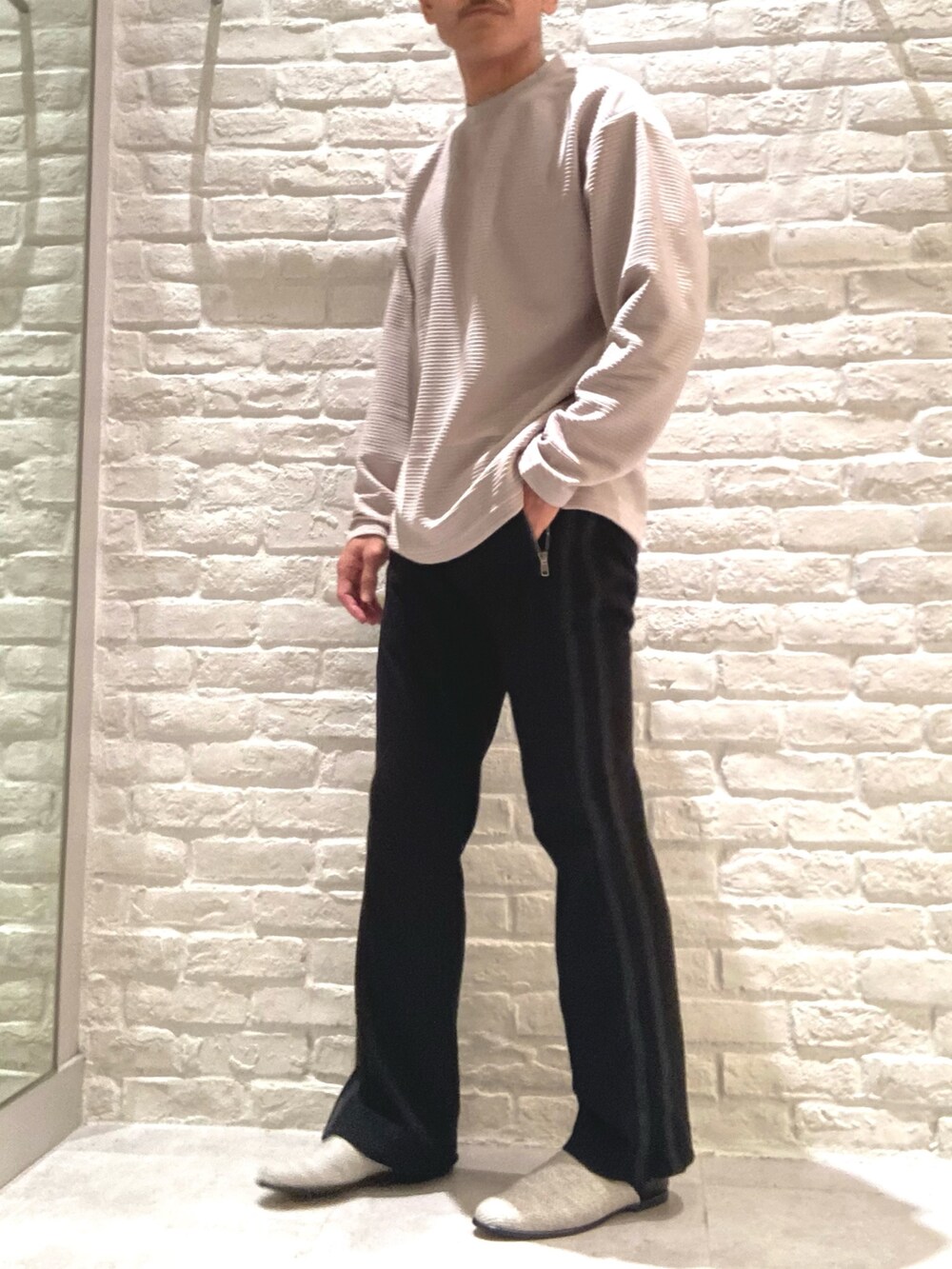 ベージュ系のTシャツ/カットソー、ベージュ系のスリッポンを着用したメンズの秋コーディネートの4枚目の写真
