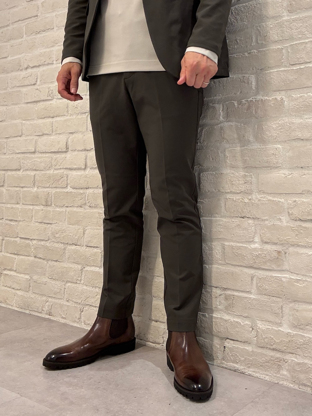 ブラウン系のセットアップ、ブラウン系のテーラードジャケット、ブラウン系のスラックスを着用したメンズの秋コーディネートの3枚目の写真