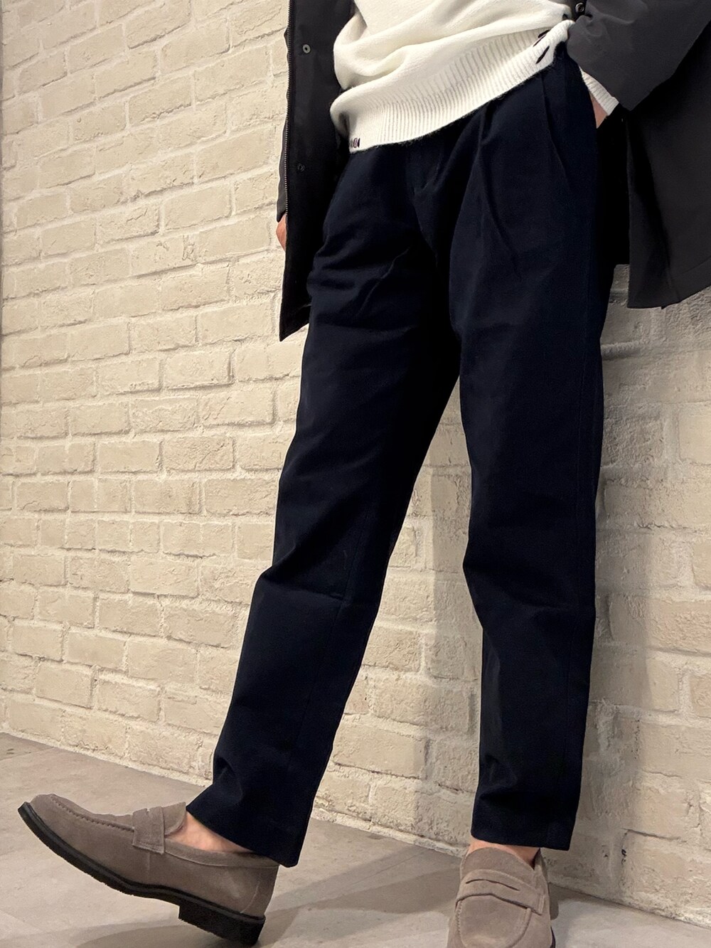 ブルー系のその他パンツ、ホワイト系のニット/セーター、ブルー系のブルゾンを着用したメンズの冬コーディネートの4枚目の写真