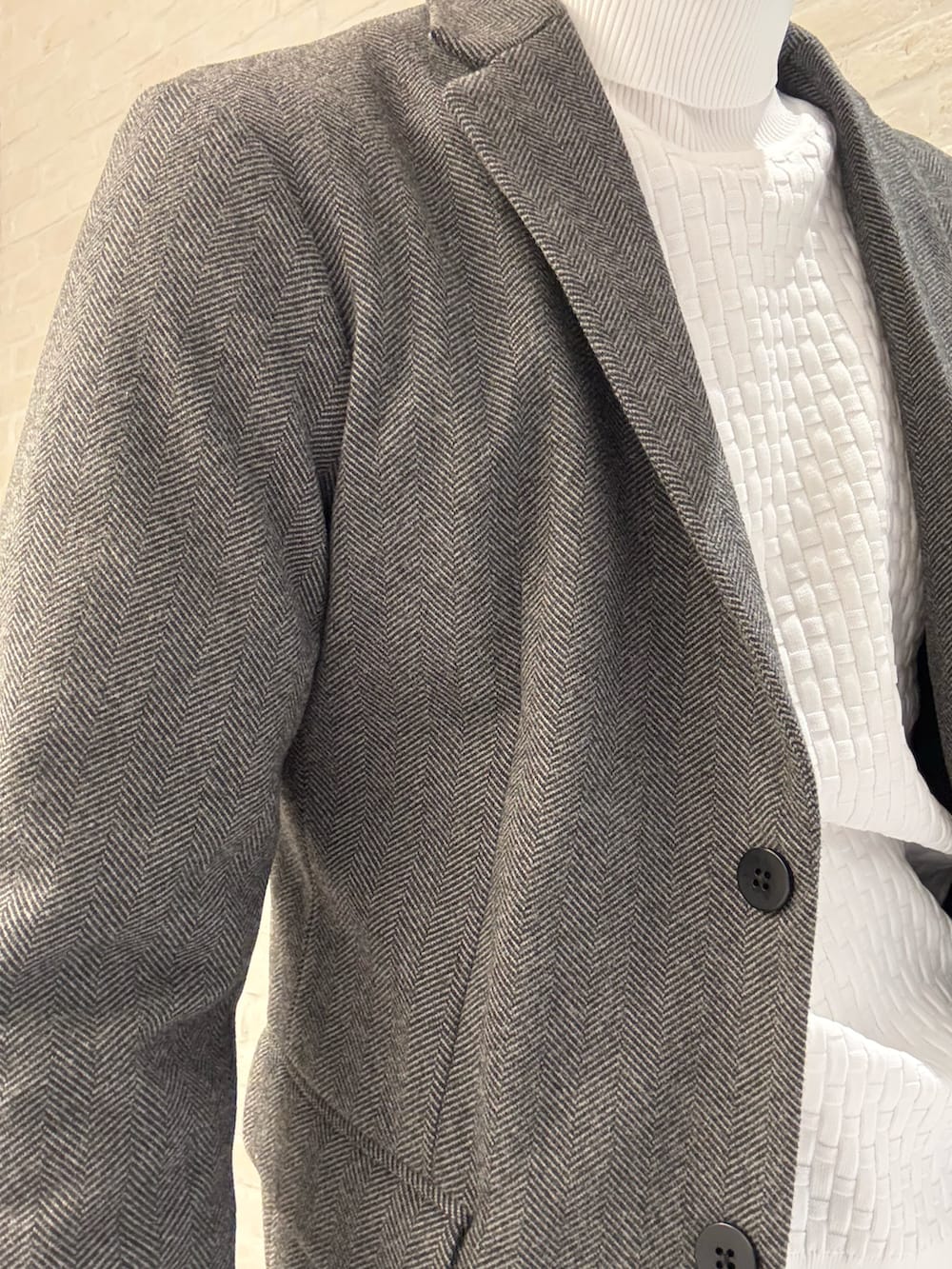 ブラック系のスラックス、ブラック系のセットアップ、ブラック系のテーラードジャケットを着用したメンズの冬コーディネートの3枚目の写真