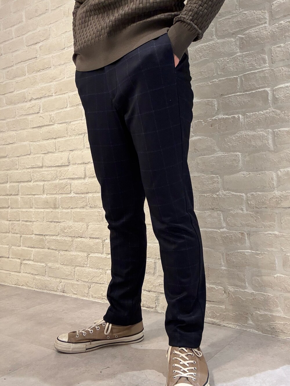 ブルー系のスラックス、ブルー系のテーラードジャケット、ブラウン系のニット/セーターを着用したメンズの冬コーディネートの8枚目の写真