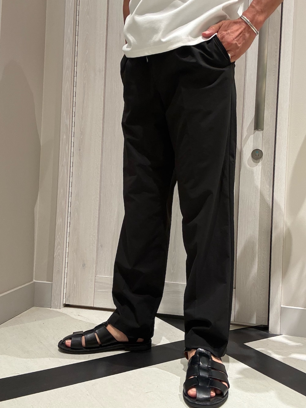 グリーン系のシャツ/ブラウス、その他のTシャツ/カットソー、ブルー系のスラックスを着用したメンズの夏コーディネートの4枚目の写真