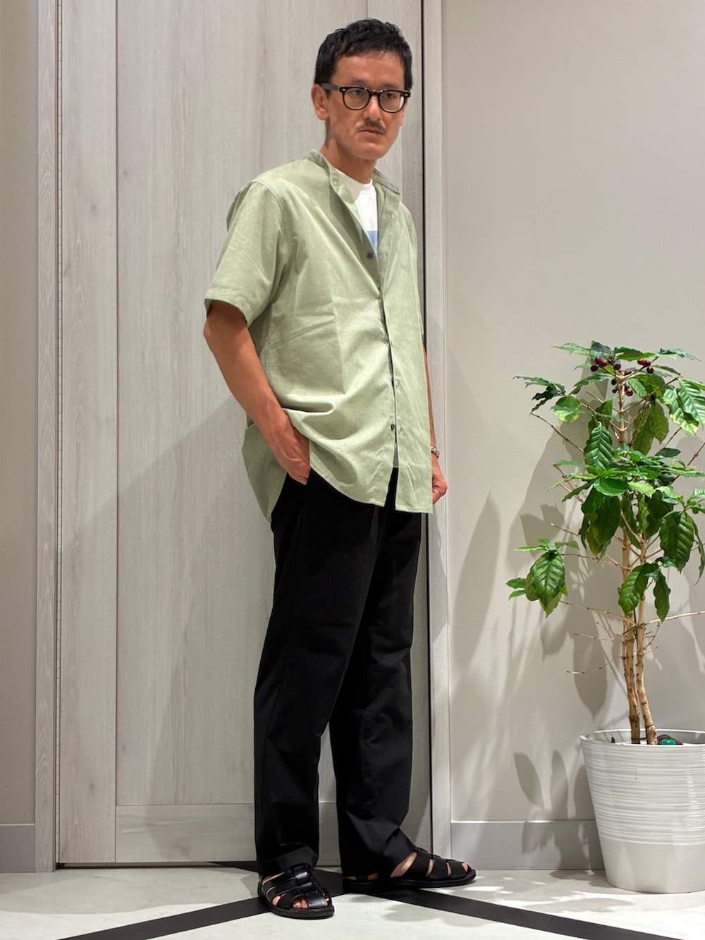 グリーン系のシャツ/ブラウス、その他のTシャツ/カットソー、ブルー系のスラックスを着用したメンズの夏コーディネートの2枚目の写真