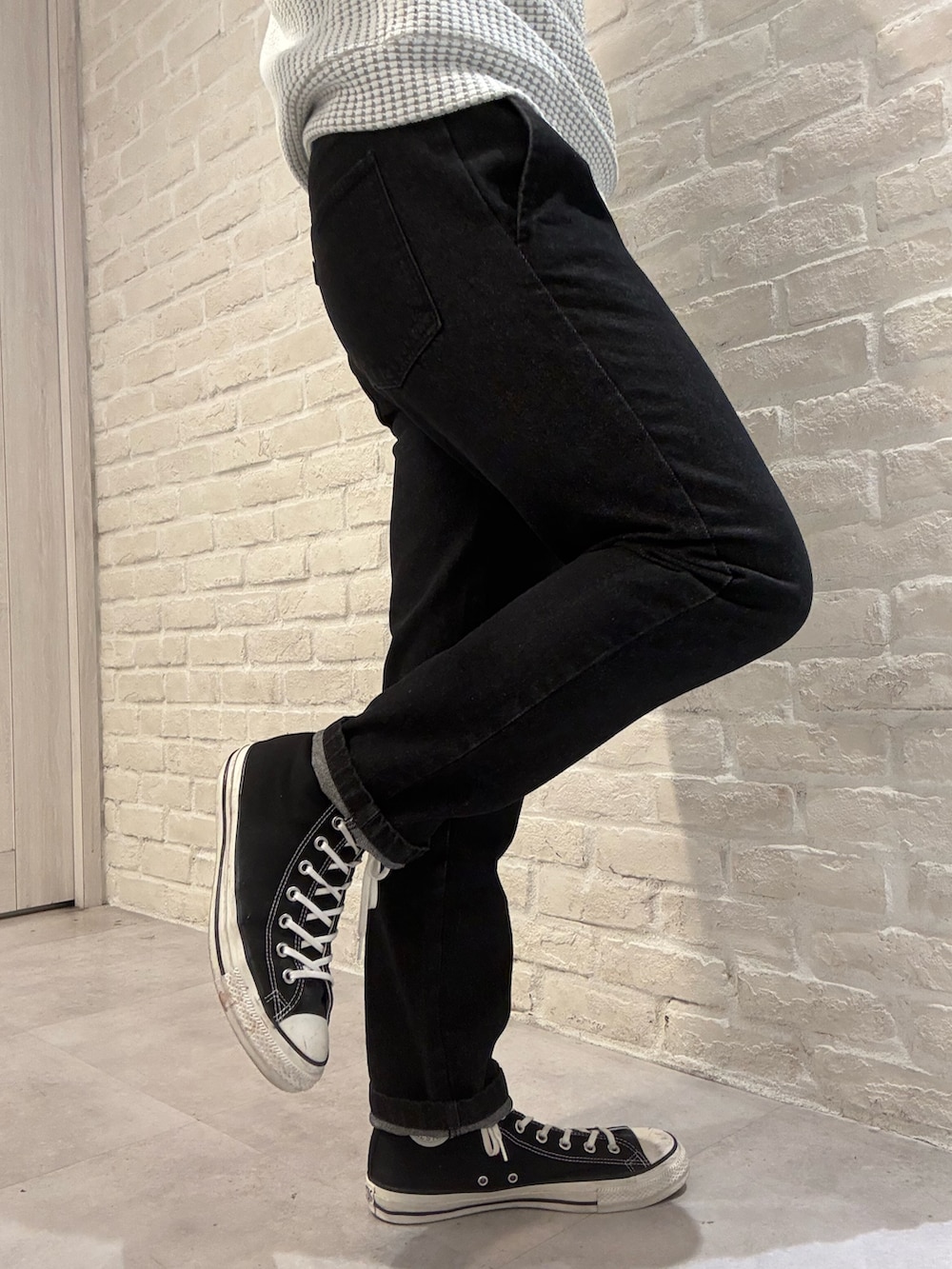 ベージュ系のライダースジャケット、ホワイト系のTシャツ/カットソー、ブラック系のデニムパンツを着用したメンズの春コーディネートの5枚目の写真