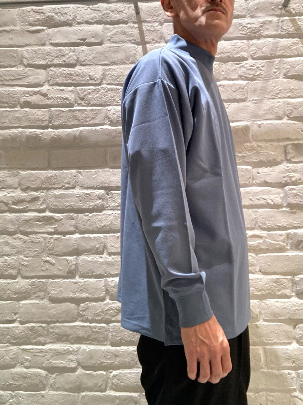 ブラック系のブルゾン、ブルー系のTシャツ/カットソーを着用したメンズの冬コーディネートの5枚目の写真