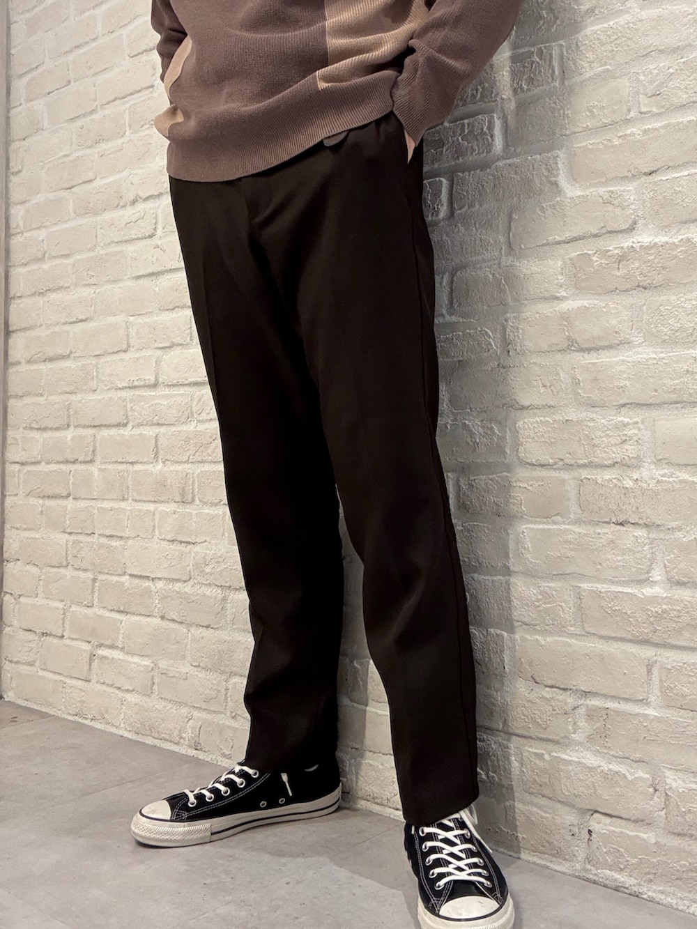 ブラウン系のブルゾン、ブラウン系のスラックス、ベージュ系のニット/セーターを着用したメンズの冬コーディネートの4枚目の写真