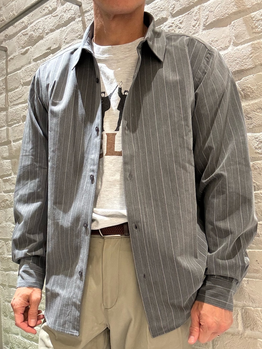 グレー系のシャツ/ブラウス、グレー系のTシャツ/カットソー、ベージュ系のその他パンツを着用したメンズの春コーディネートの4枚目の写真