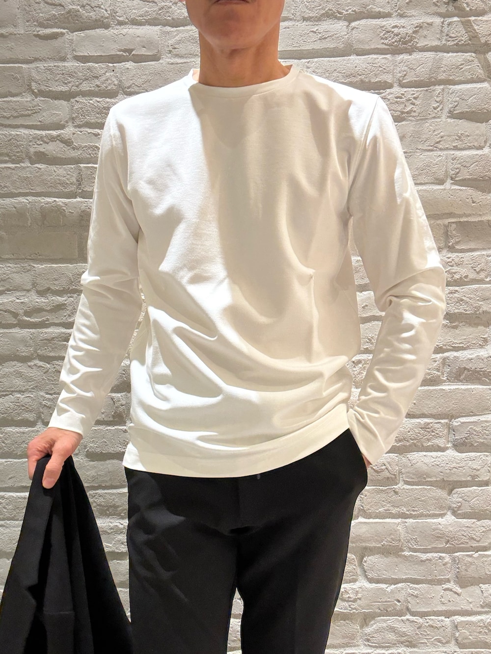 ブラック系のセットアップ、ブラック系のテーラードジャケット、ホワイト系のTシャツ/カットソーを着用したメンズの春コーディネートの3枚目の写真