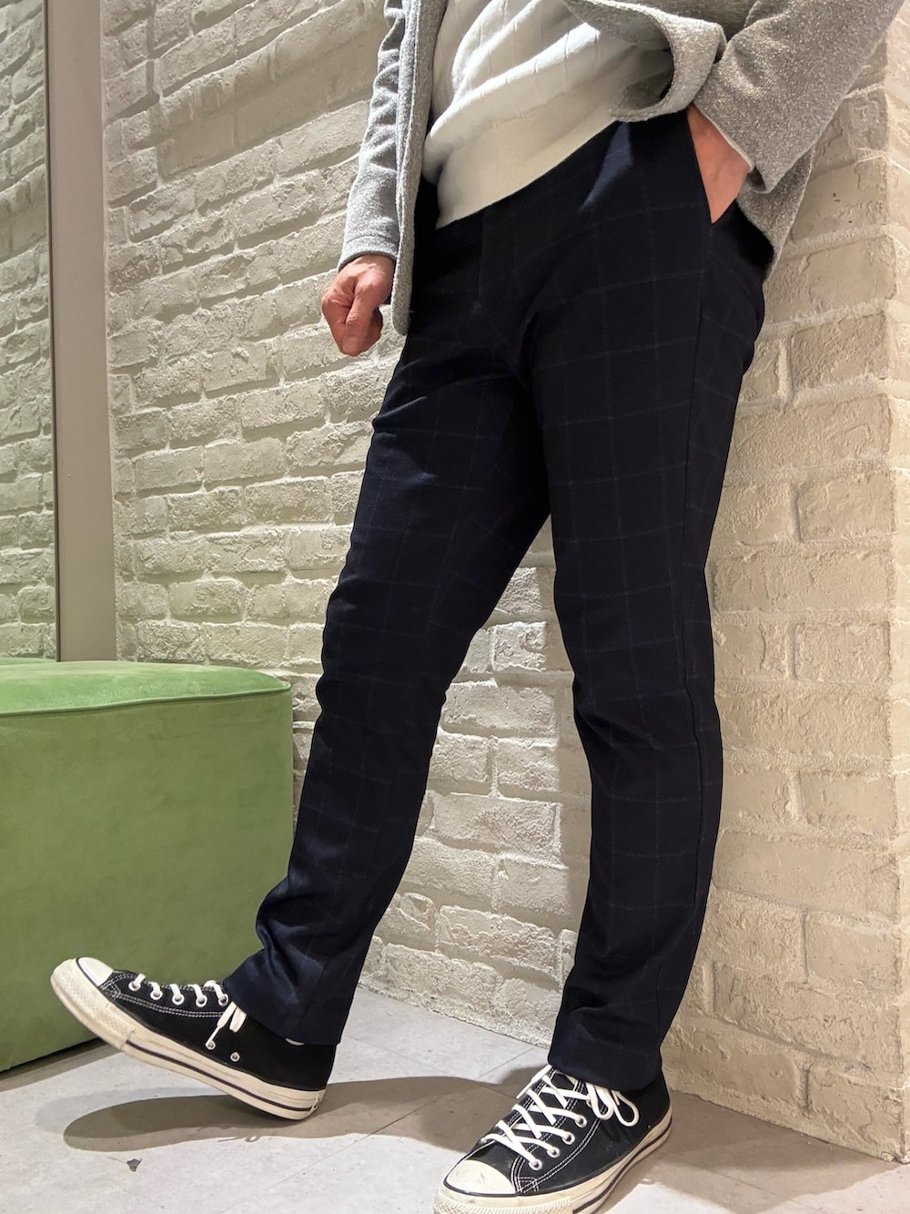 ブルー系のステンカラーコート、ブラウン系のブルゾン、ホワイト系のニット/セーターを着用したメンズの春コーディネートの6枚目の写真