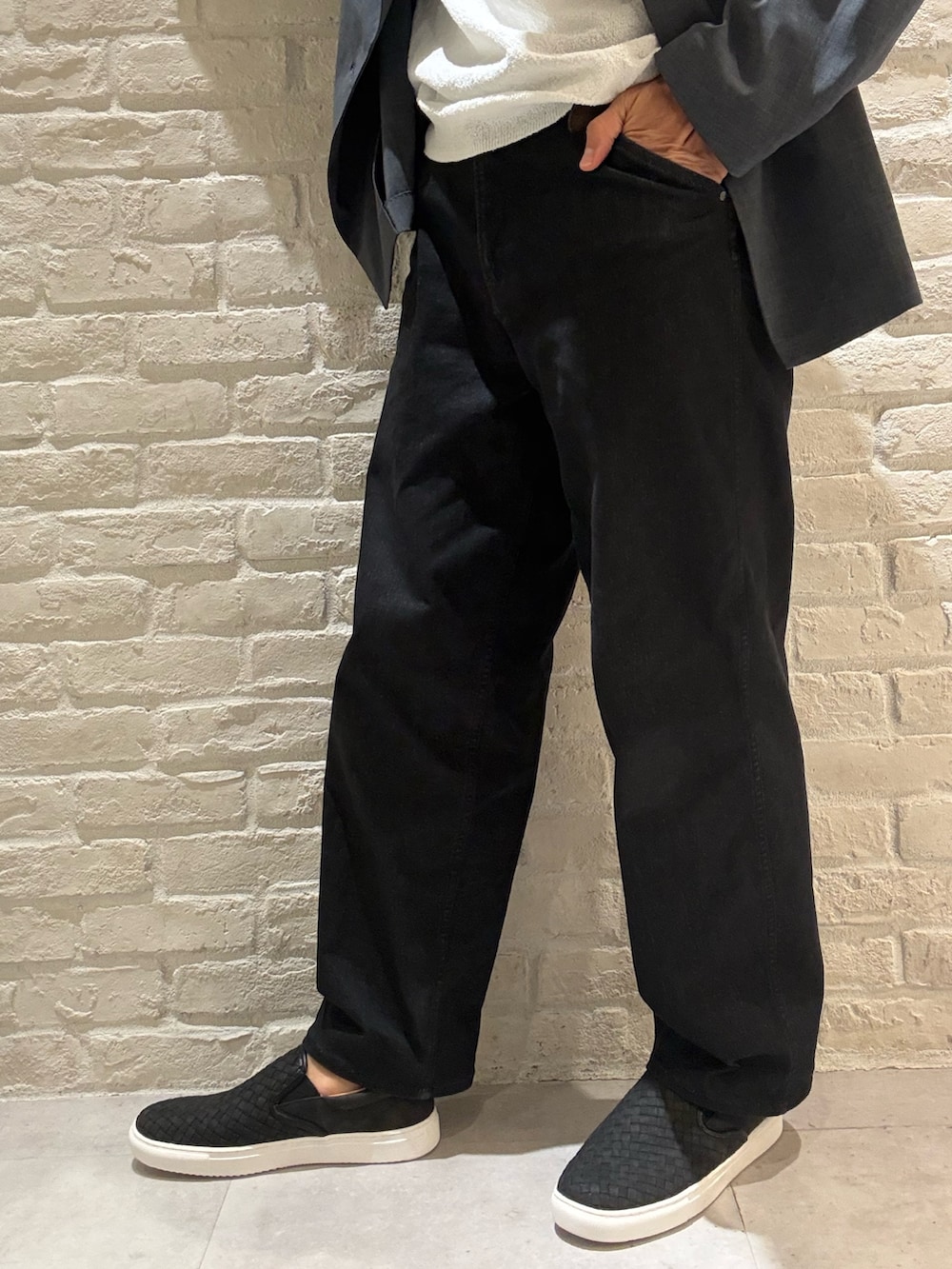 ブルー系のテーラードジャケット、ホワイト系のTシャツ/カットソー、ブラック系のデニムパンツを着用したメンズの秋コーディネートの5枚目の写真