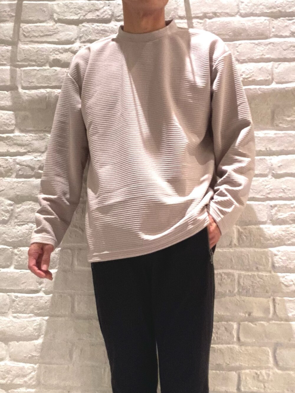 ベージュ系のTシャツ/カットソー、ベージュ系のスリッポンを着用したメンズの秋コーディネートの3枚目の写真