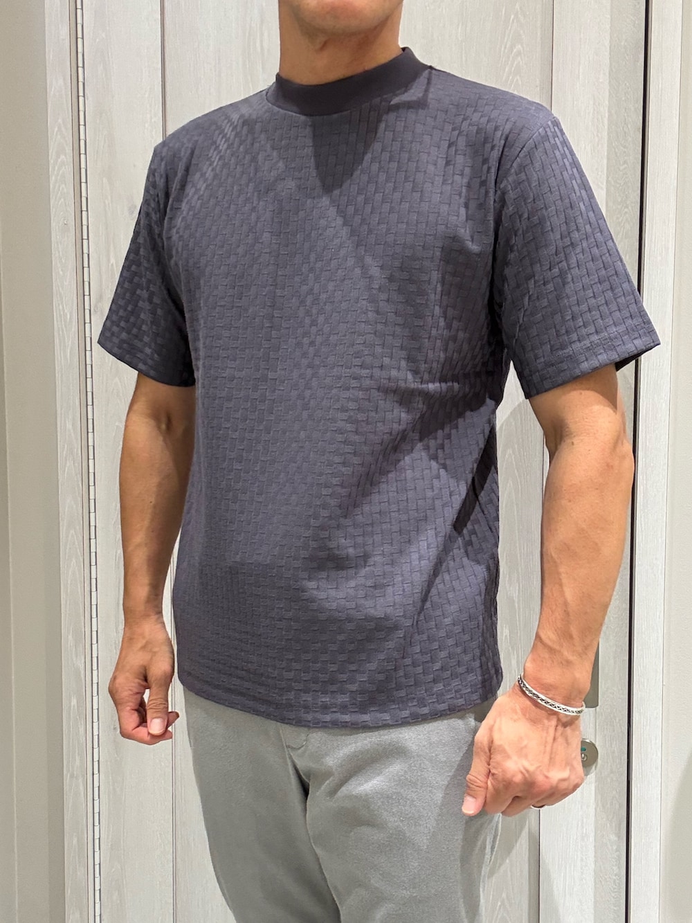 グレー系のセットアップ、グレー系のテーラードジャケット、ブルー系のTシャツ/カットソーを着用したメンズの夏コーディネートの4枚目の写真