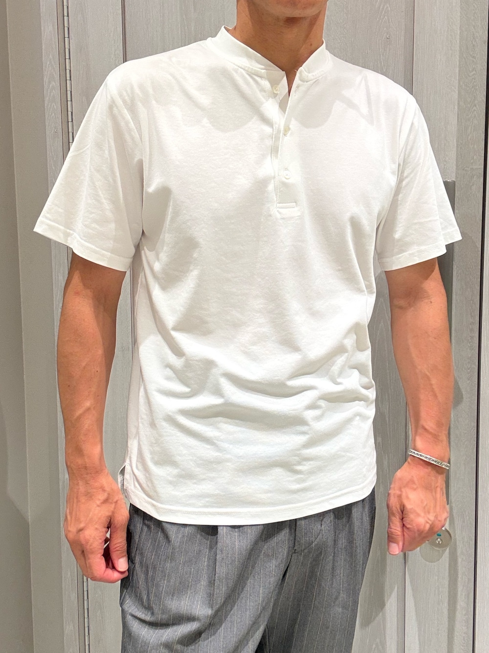 ブラック系のシャツ/ブラウス、ホワイト系のTシャツ/カットソー、グレー系のその他パンツを着用したメンズの夏コーディネートの4枚目の写真