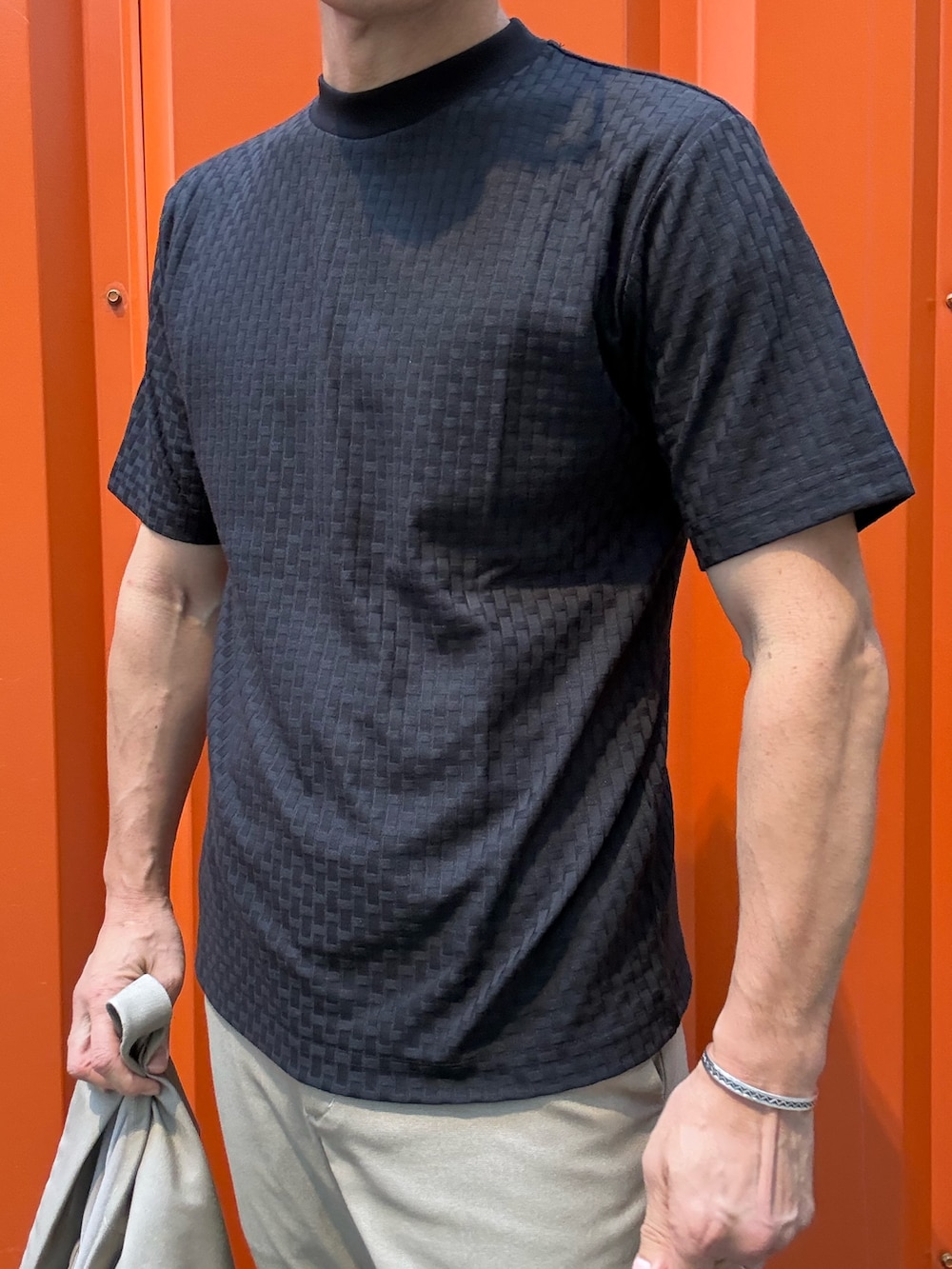 ベージュ系のセットアップ、ベージュ系のテーラードジャケット、ブラック系のTシャツ/カットソーを着用したメンズの夏コーディネートの3枚目の写真