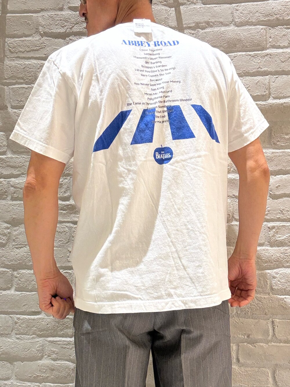 ベージュ系のカーディガン/ボレロ、グレー系のその他パンツ、ホワイト系のTシャツ/カットソーを着用したメンズの春コーディネートの5枚目の写真