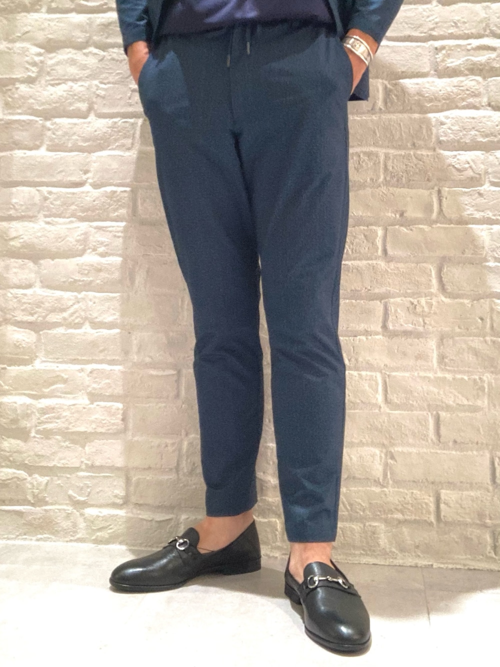 ブルー系のテーラードジャケット、ブルー系のスラックス、ブルー系のTシャツ/カットソーを着用したメンズの秋コーディネートの4枚目の写真