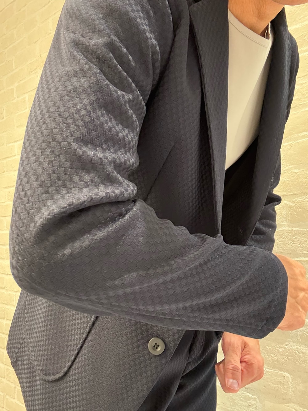 ブルー系のテーラードジャケット、ベージュ系のTシャツ/カットソー、ブルー系のその他パンツを着用したメンズの秋コーディネートの3枚目の写真