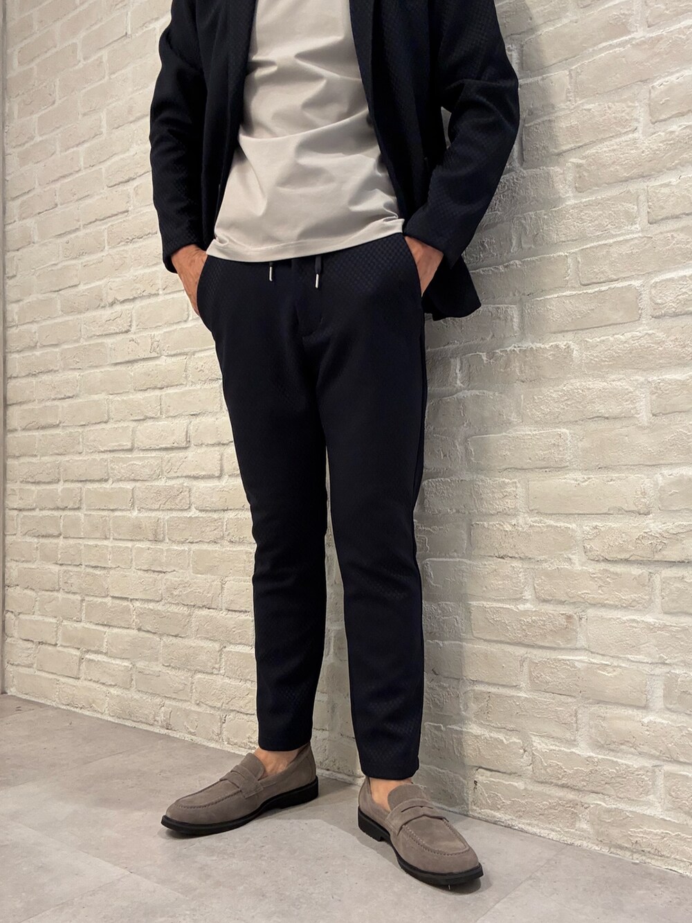 ブルー系のテーラードジャケット、ベージュ系のTシャツ/カットソー、ブルー系のその他パンツを着用したメンズの秋コーディネートの4枚目の写真