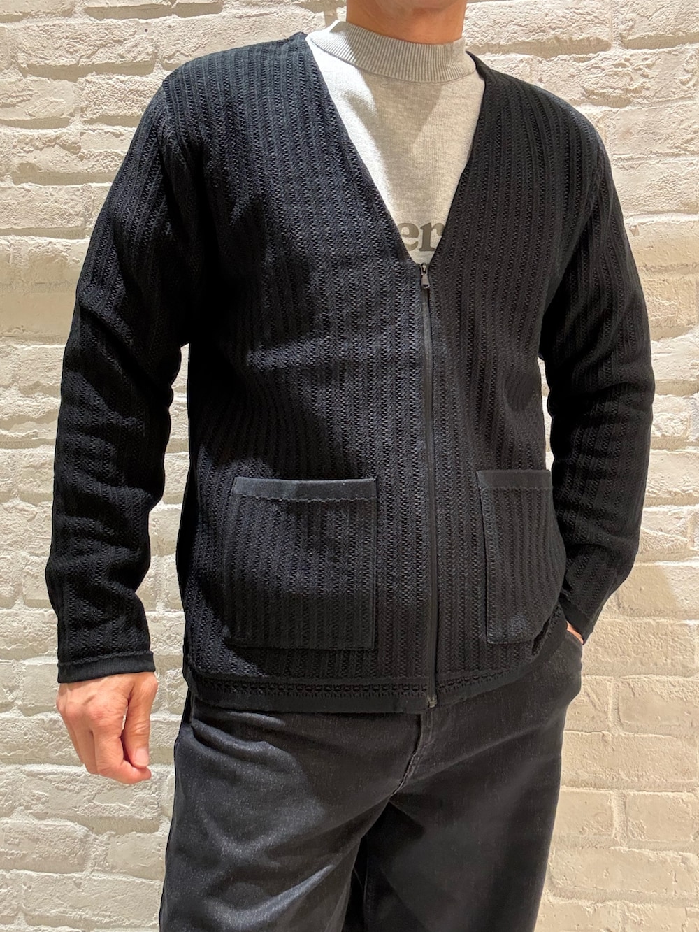 ブラック系のカーディガン/ボレロ、グレー系のニット/セーターを着用したメンズの冬コーディネートの3枚目の写真