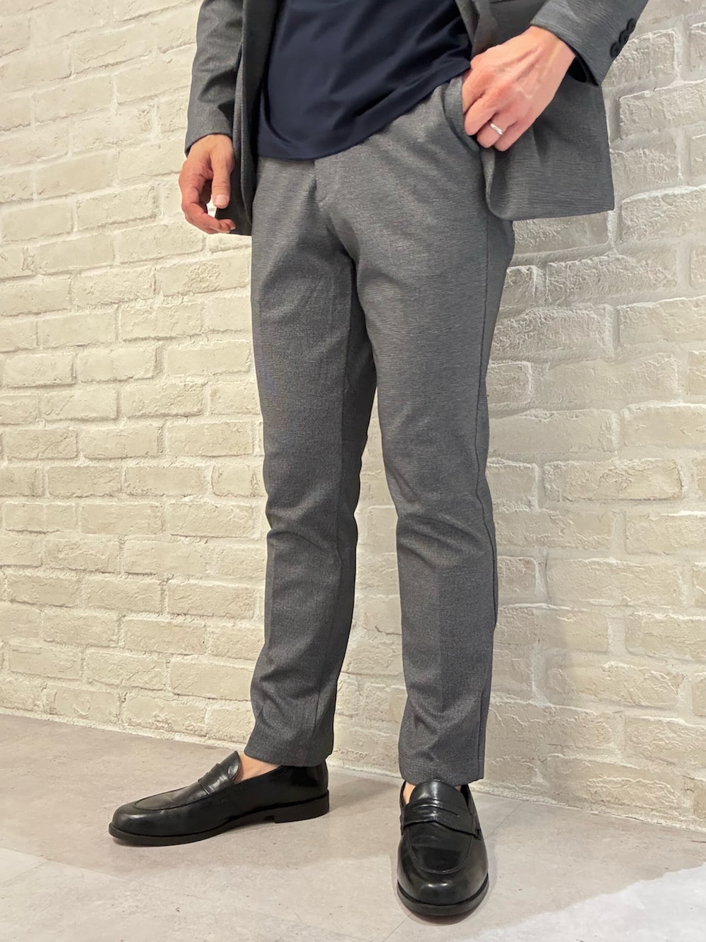 ブルー系のTシャツ/カットソー、その他のテーラードジャケット、その他のセットアップを着用したメンズの春コーディネートの4枚目の写真