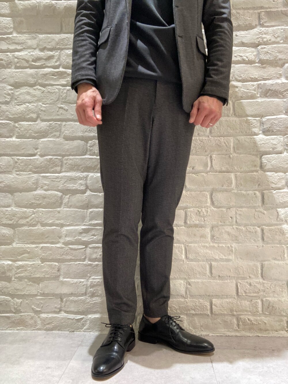 ブラック系のセットアップ、ブラック系のテーラードジャケット、ブラック系のTシャツ/カットソーを着用したメンズの冬コーディネートの3枚目の写真