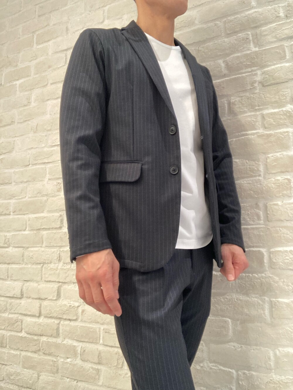 その他のテーラードジャケット、その他のスラックス、ホワイト系のTシャツ/カットソーを着用したメンズの春コーディネートの6枚目の写真