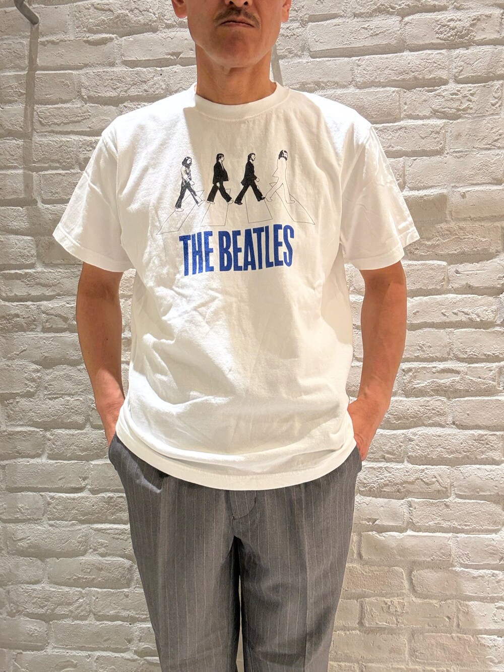 ベージュ系のカーディガン/ボレロ、グレー系のその他パンツ、ホワイト系のTシャツ/カットソーを着用したメンズの春コーディネートの4枚目の写真