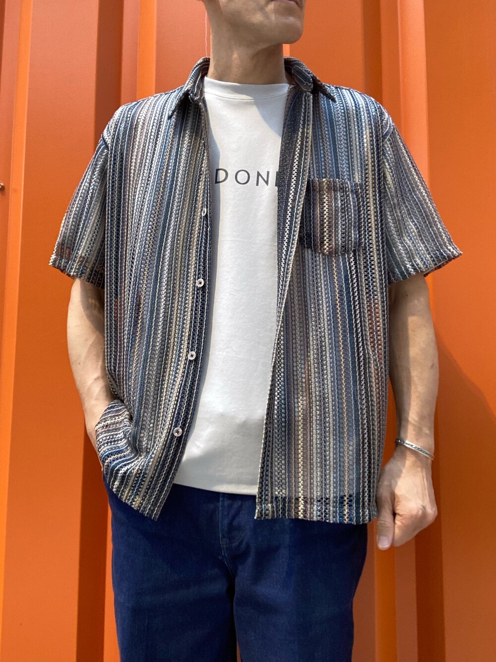 ブラウン系のシャツ/ブラウス、ベージュ系のTシャツ/カットソーを着用したメンズの春コーディネートの2枚目の写真