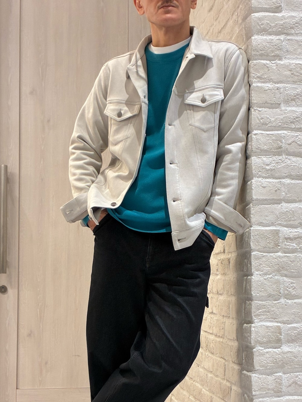 ベージュ系のブルゾン、グリーン系のニット/セーターを着用したメンズの春コーディネートの2枚目の写真