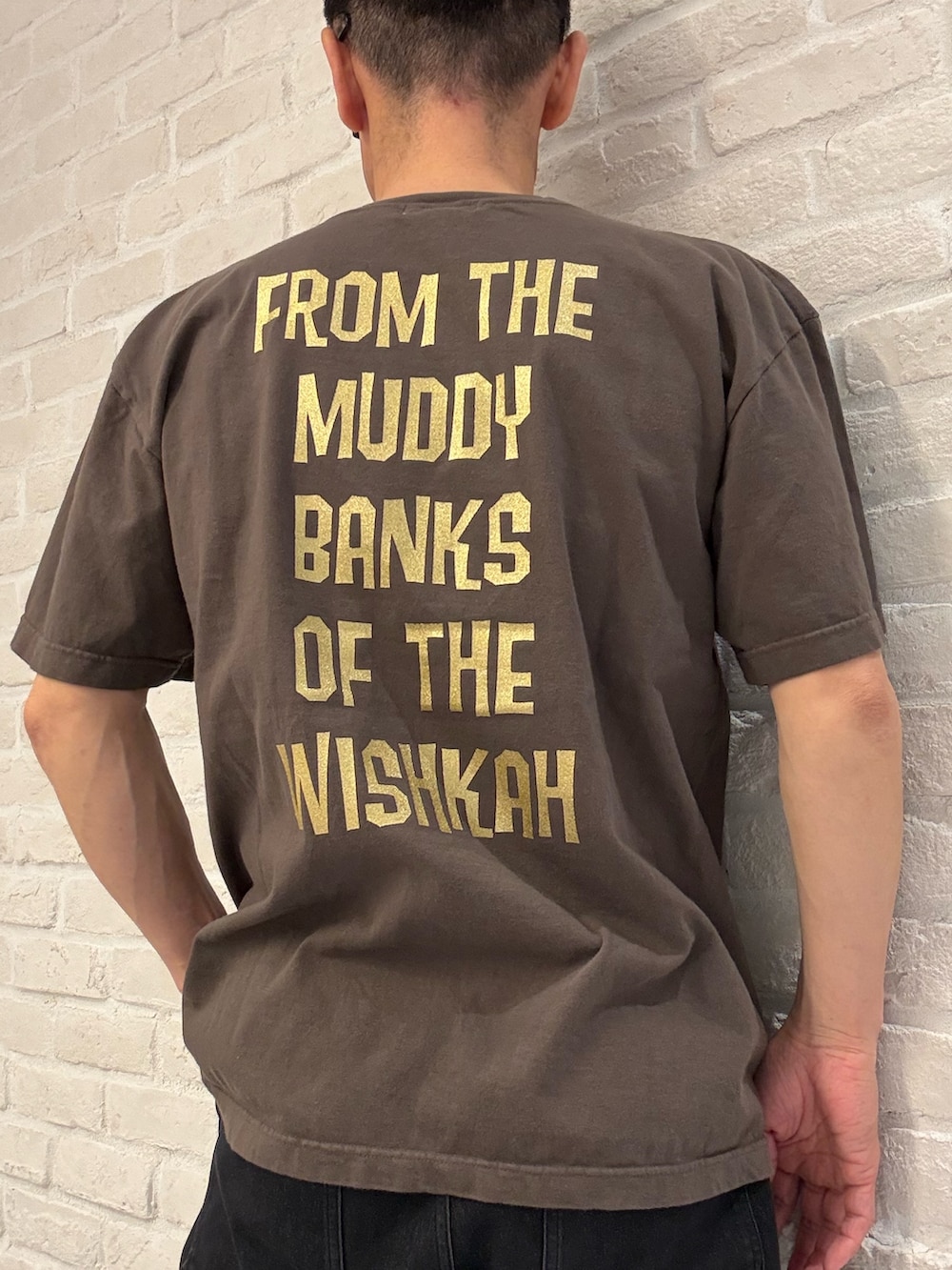 ブラウン系のTシャツ/カットソー、ベージュ系のカーディガン/ボレロを着用したメンズの春コーディネートの4枚目の写真