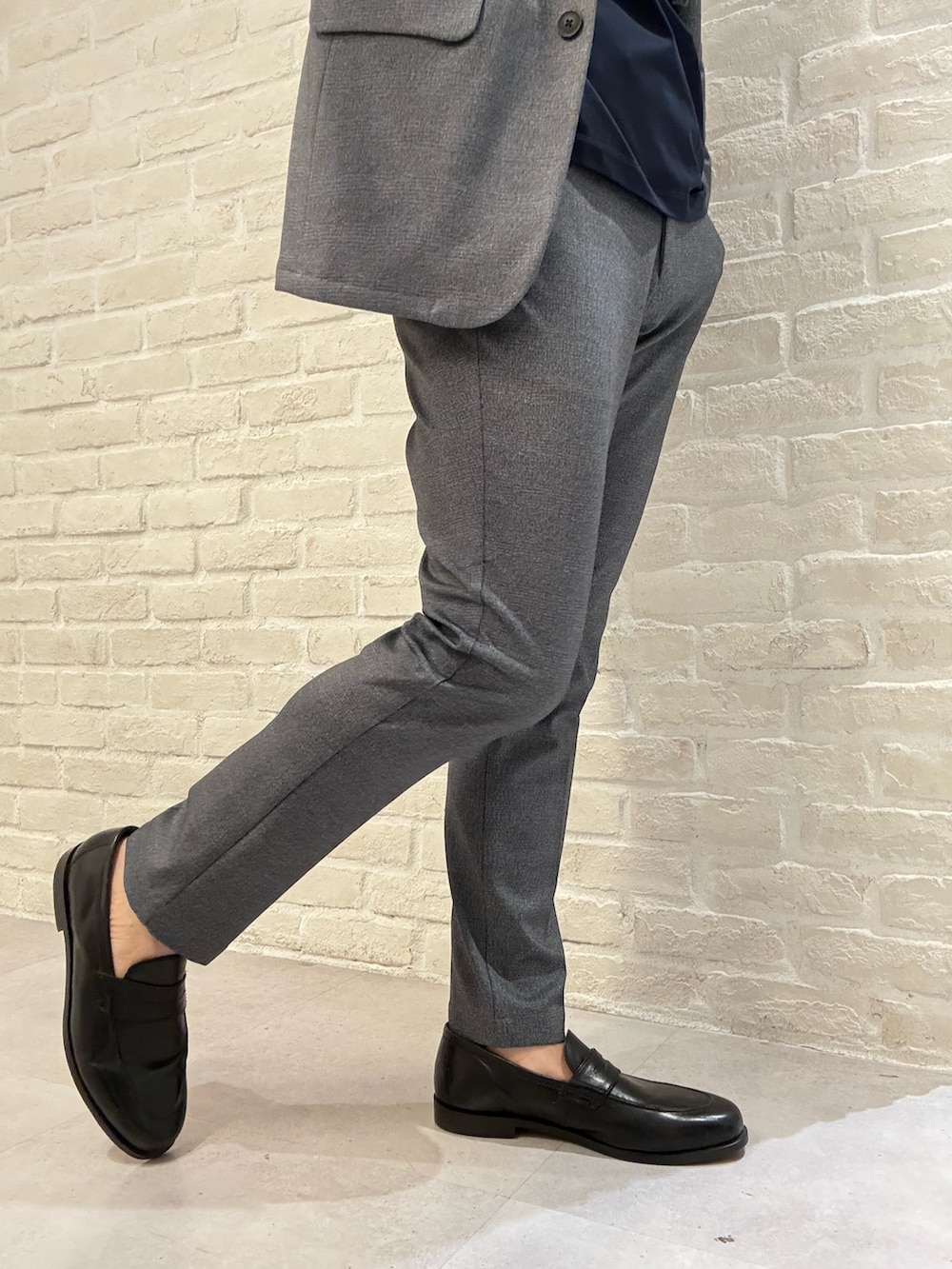 ブルー系のTシャツ/カットソー、その他のテーラードジャケット、その他のセットアップを着用したメンズの春コーディネートの5枚目の写真