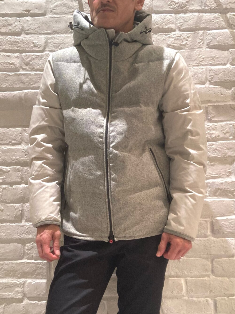 ベージュ系のダウンジャケット/コート、ブラウン系のTシャツ/カットソー、ブラック系のその他パンツを着用したメンズの秋コーディネートの3枚目の写真