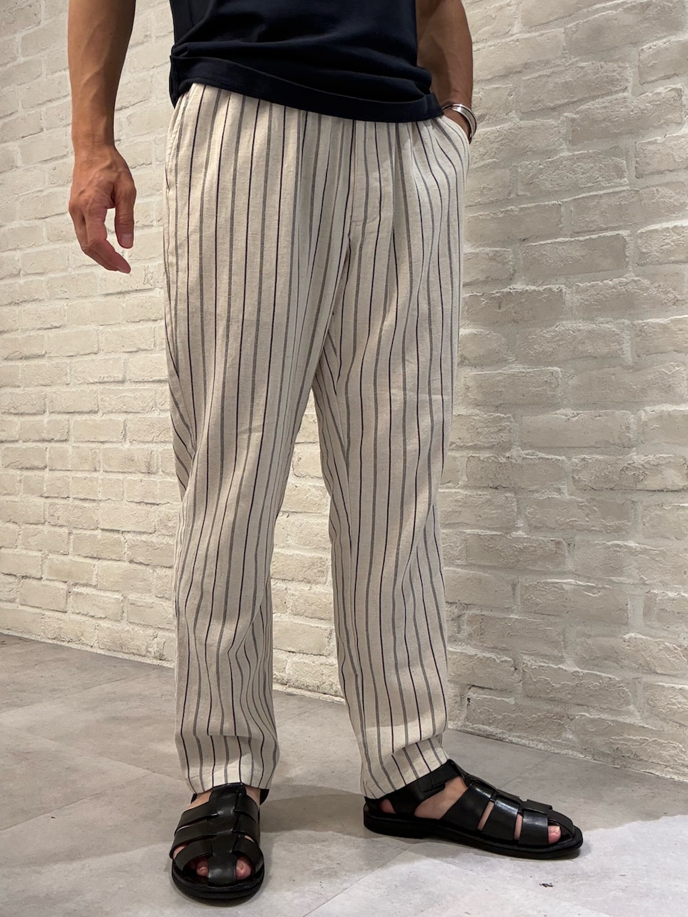 ブルー系のシャツ/ブラウス、ブルー系のタンクトップ、ホワイト系のその他パンツを着用したメンズの夏コーディネートの3枚目の写真