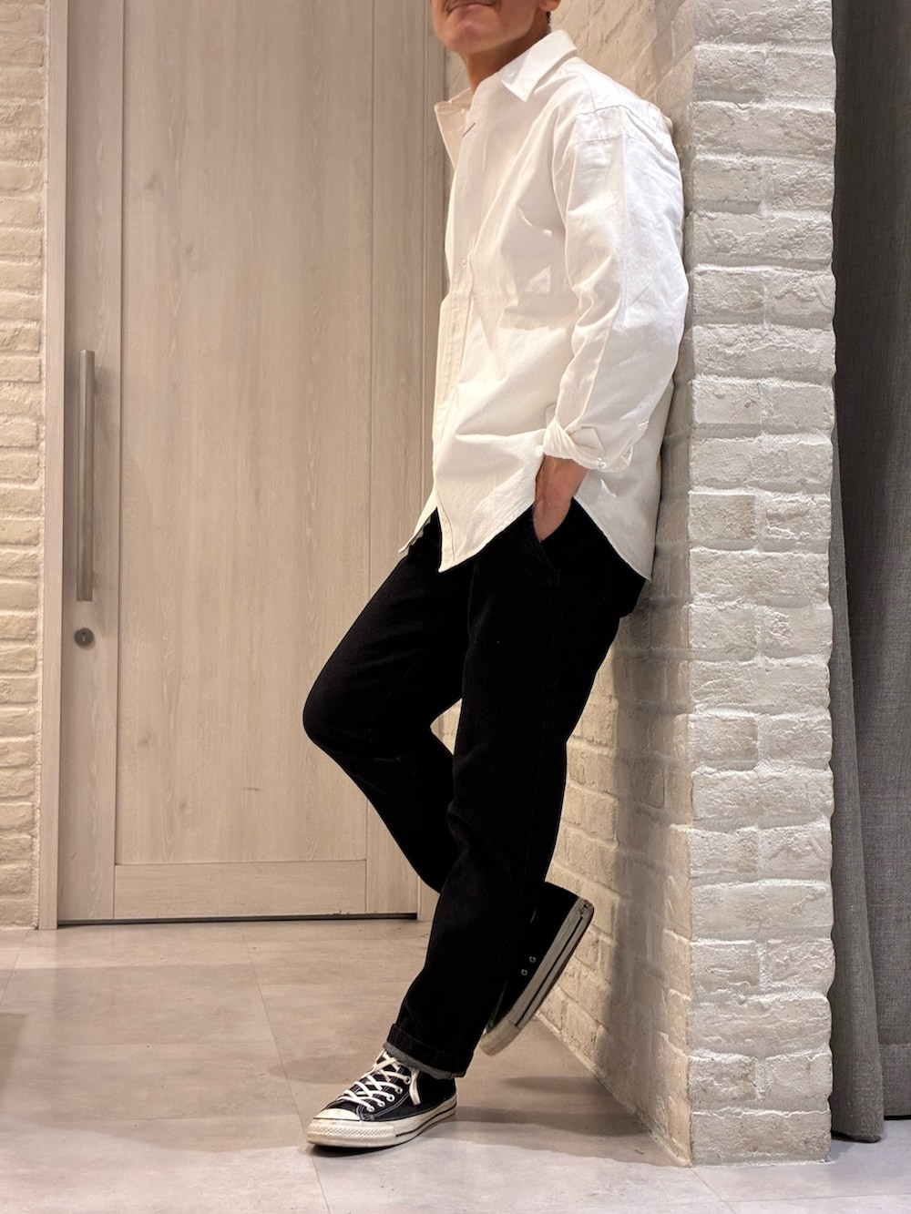 ホワイト系のシャツ/ブラウス、ブラック系のデニムパンツを着用したメンズの春コーディネートの3枚目の写真