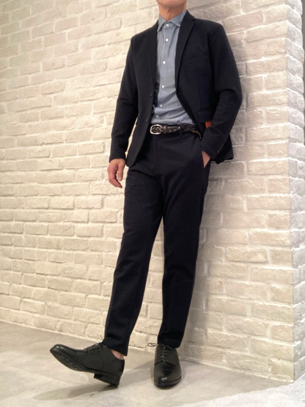 ブルー系のセットアップ、ブルー系のテーラードジャケット、ブルー系のシャツ/ブラウスを着用したメンズの冬コーディネートの2枚目の写真