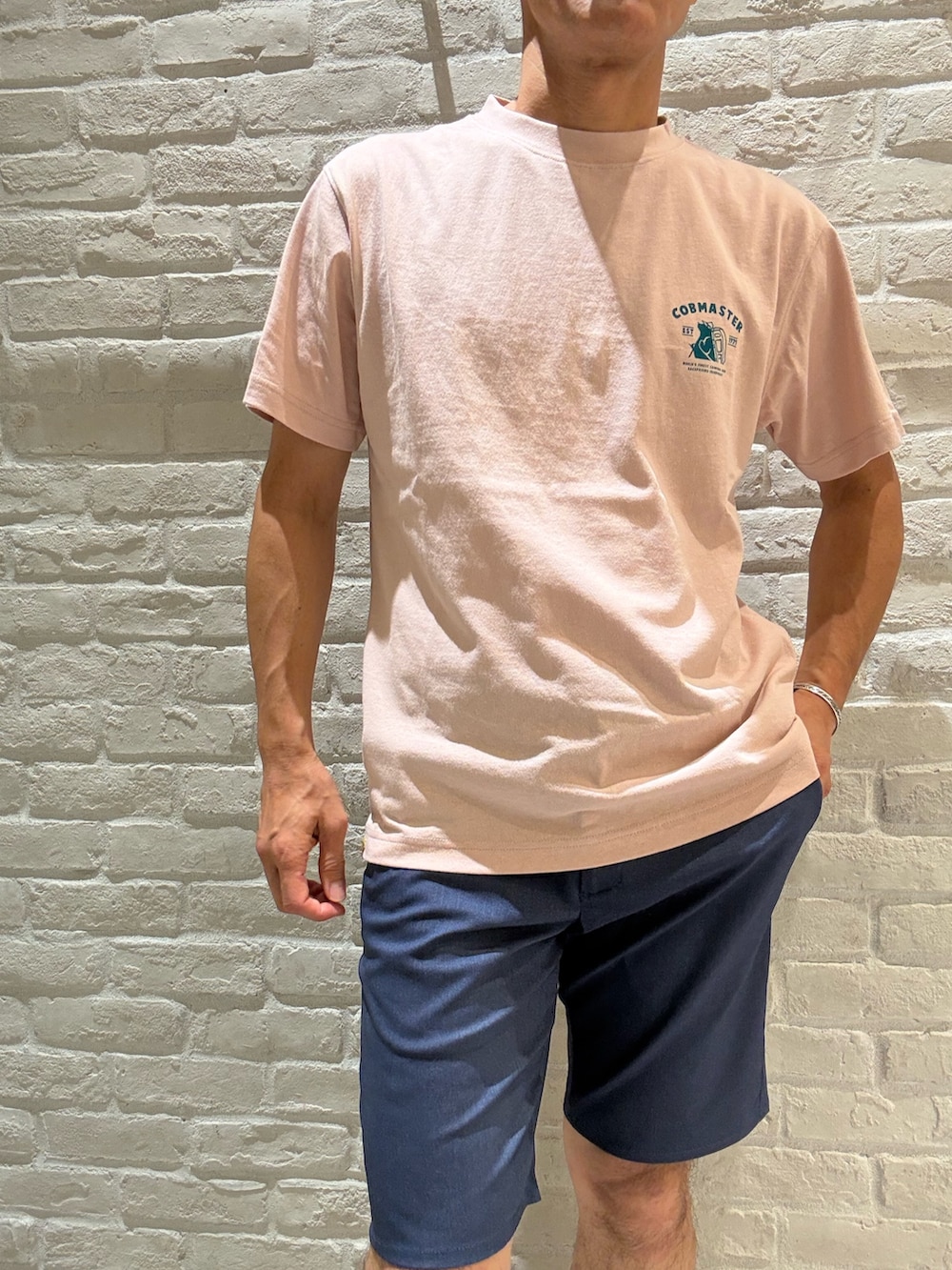 ホワイト系のシャツ/ブラウス、ピンク系のTシャツ/カットソー、ブルー系のその他パンツを着用したメンズの夏コーディネートの3枚目の写真