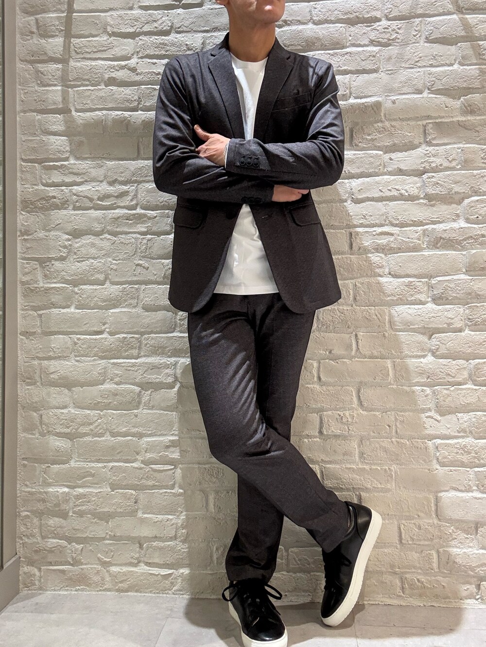 グレー系のスラックス、グレー系のセットアップ、グレー系のテーラードジャケットを着用したメンズの秋コーディネートの2枚目の写真