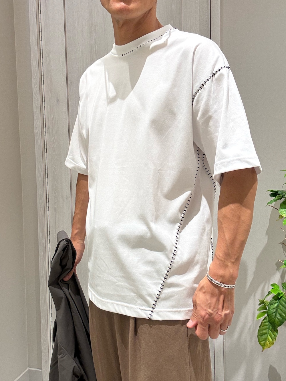 グレー系のテーラードジャケット、ホワイト系のTシャツ/カットソー、ブラウン系のその他パンツを着用したメンズの夏コーディネートの3枚目の写真