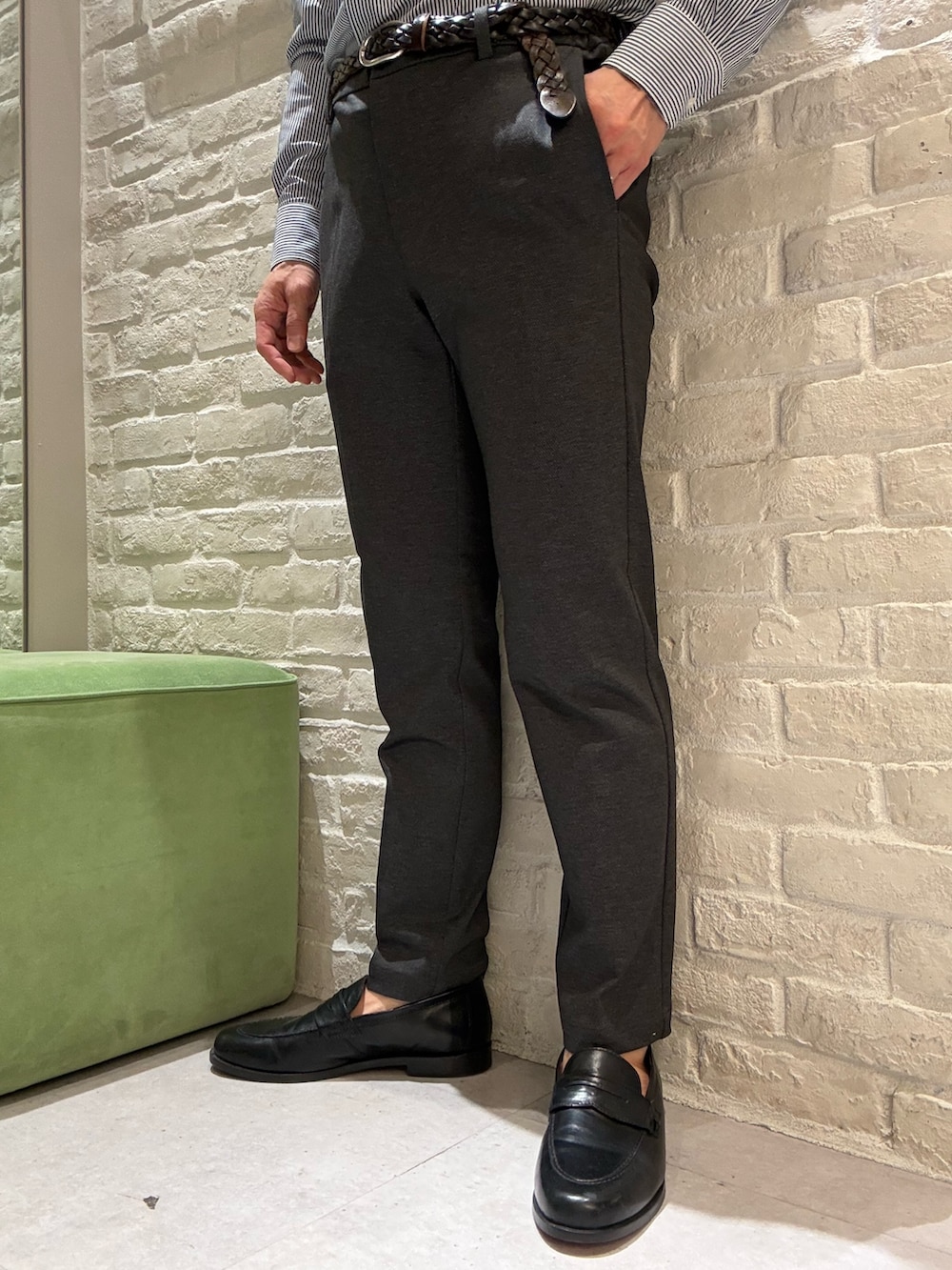 グレー系のテーラードジャケット、グレー系のスラックス、ブルー系のシャツ/ブラウスを着用したメンズの春コーディネートの5枚目の写真